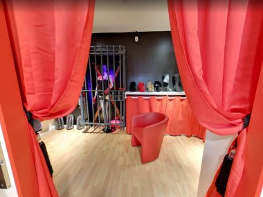 rideaux rouges a l entree des cabines d essayage du sexshop red district