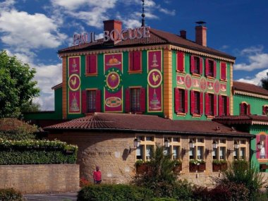 vue ensemble restaurant auberge etoile paul bocuse