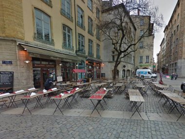 belle terrasse pavee bouchon chez louise lyon