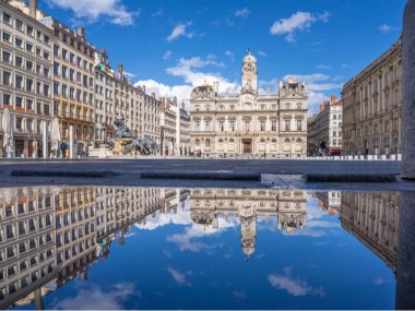 reflet hotel de ville de lyon depuis plan eau place des terreaux