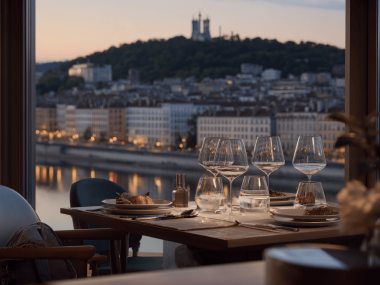 table elegante restaurant gastronomique lyonnais avec vue sur la saoneet fourviere