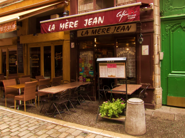 terrasse devanture bouchon lyonnais la mere jean