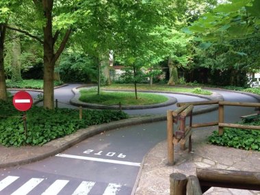 piste de mini karting ombragee entre les arbres du parc de la tete or