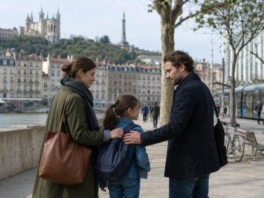 une_famille nucleaire traditionnelle se ballade au centre de lyon