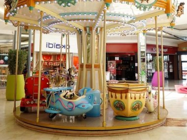 manege pour enfant zig zag du centre commercial auchan de caluire et cuire