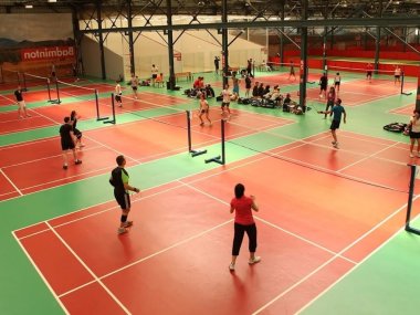 terrains de badminton dans le parc de loisirs indoor we are sports lyon