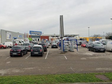 entree parking castorama lyon bron