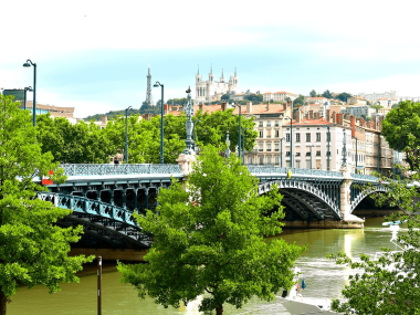 pont metallique emblematique au centre de lyon