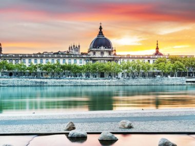 le grand hotel dieu a lyon vu depuis les quais au coucher du soleil