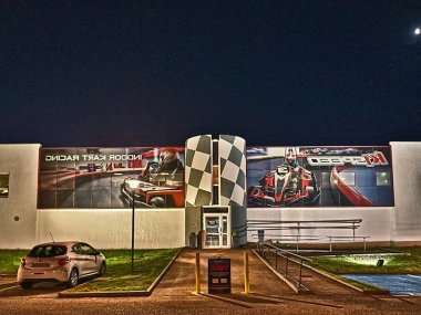 vue de exterieur du complexe de karting electrique k1 speed lyon genas