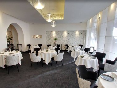 salle tables dressees restaurant etoile le gourmet de seze lyon