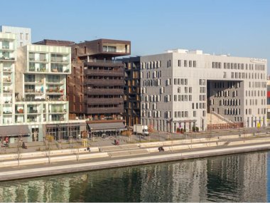 monolithe lyon confluence entourre immeubles residentiels modernes