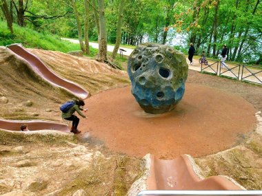 aire de jeux autour du meteorite au parc le genialithe a lyon