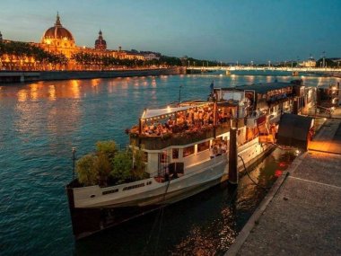 ayers rock boat peniche discotheque flottante lyon