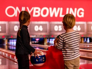 des enfants qui jouent au bowling chez onlybowling lyon la cotiere