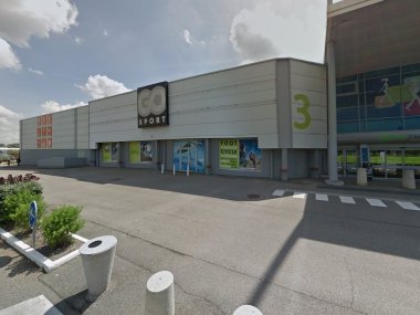 entree du magasin go sport dans le centre commercial 2 vallees a givors