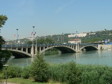 drapeaux flottants sur pont pasteur lyon