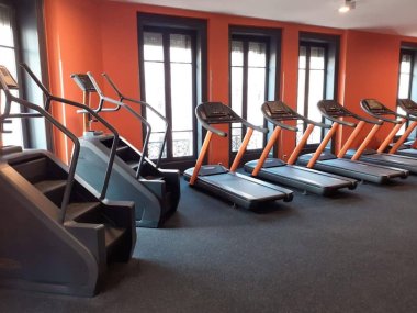 tapis course salle de sport basic fit lyon 1 rue de la republique