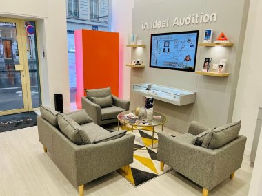 canape et fauteuils dans l accueil de la boutique ideal audition de lyon 6