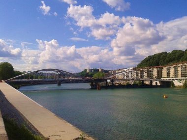 vue ensemble sur le pont schuman a lyon