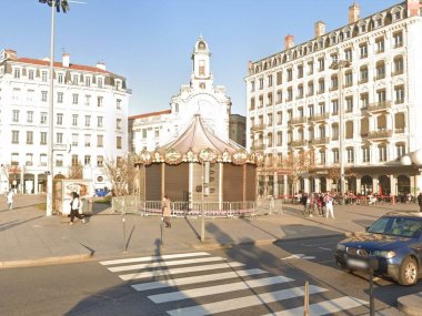 carroussel jules vernes du pont dela guillotiere ferme par rideaux