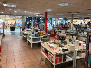 rayon romans et polars de la librairie decitre a ecully