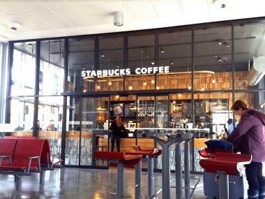 vitrine starbucks gare lyon part dieu