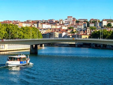 vaporetto navigue sous pont saone