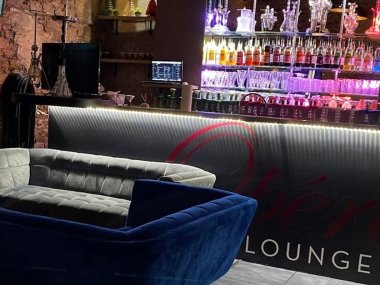 comptoir et canapes de velours dans le bar a chicha opera lounge a lyon