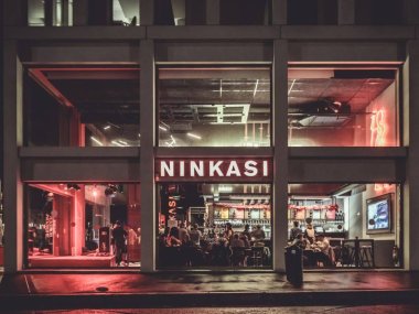 vitrine de nuit restaurant brasserie artisanale ninkasi lyon part dieu