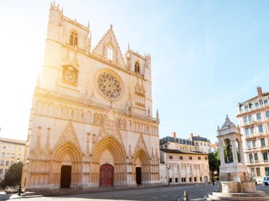 primatiale saint jean baptiste de lyon au lever du soleil