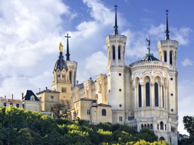 clochers de la basilique notre dame de fourviere