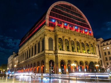 edifice opera lyon illumine la nuit