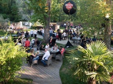 afterwork  dans le jardin exterieur durestaurant ile