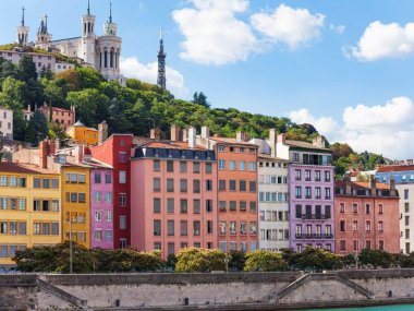 facades colores du vieux lyon sur les quais de saone