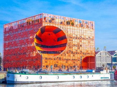 peniche a quai devant cube orange lyon confluence