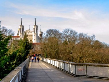 passerelle parc des hauteurs vue cathedrale notre dame fourviere