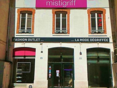 devanture et facade du magasin discount mistigriff sur le cours lafayette a lyon