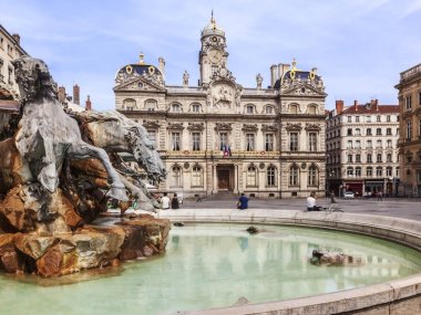 vue hotel ville fontaine bartholdi place des terreaux lyon