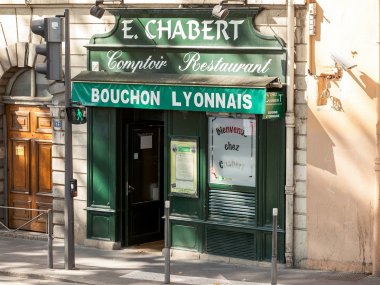 devanture boiserie verte cbouchon chez chabert lyon