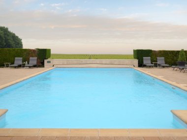 piscine exterieur vue sur champs hotel chateau spa pizay