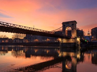 passerelle masaryk au coucher du soleil