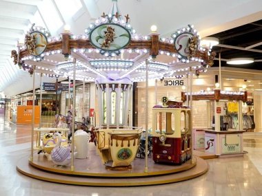 carrousel pour enfants zig zag dans le centre commercial auchan portes des alpes a saint priest