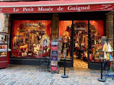 devanture de la boutique le petit musee de guignol a lyon