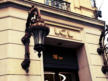logo du lcl sur la facade de son siege administratif du 18 rue de la republique a lyon