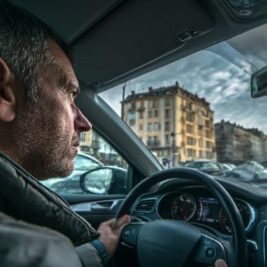 un automobiliste circulant au centre de venissieux