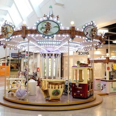 carrousel pour enfants zig zag dans le centre commercial auchan portes des alpes a saint priest