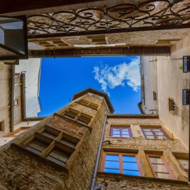 puit de jour offert par une cour de traboule dans le vieux lyon