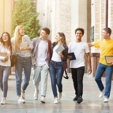 groupe etudiants sortant un cours