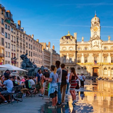 terrasses de cafes bondees sur la place des terreaux a lyon